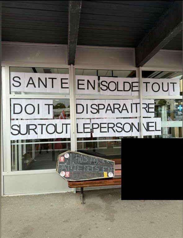Mobilisation des soignants du Centre Hospitalier de Laval : Oubliez les applaudissements, le Gouvernement saigne les soignants et l’Hôpital public.